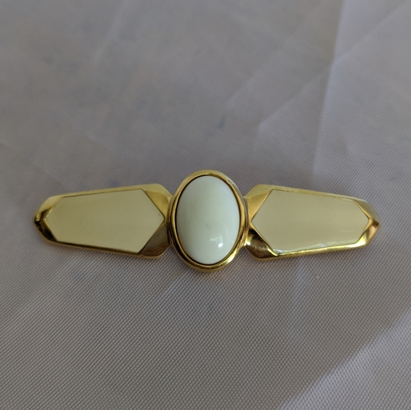 Trifari Jewelry - Vintage gold time cream & white Trifari brooch